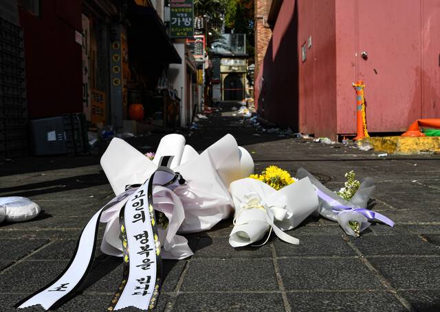 서울 용산구 이태원로 압사 사고 현장에 30일 희생자들을 애도하는 조화가 놓여있다. 이한결 기자