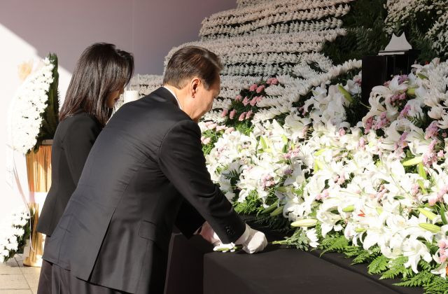 윤석열 대통령과 김건희 여사가 31일 오전 서울광장에 마련된 이태원 사고 사망자 합동분향소를 방문, 조문하고 있다. 연합뉴스