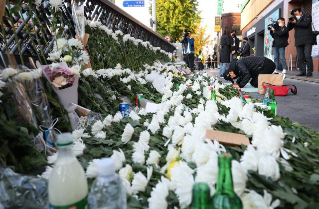 31일 오전 서울 용산구 지하철 6호선 이태원역 1번 출구 앞에 마련된 압사 사고 희생자 추모 공간을 찾은 시민이 절을 하고 있다. 연합뉴스