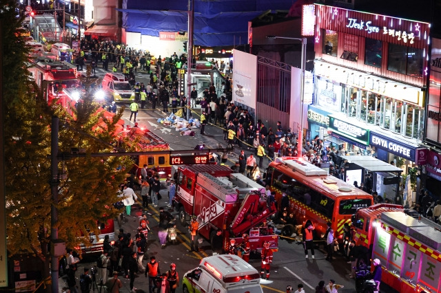 29일 이태원 참사가 발생한 서울 용산구 이태원동 일대에 119 구급대원들이 출동했다. 연합뉴스