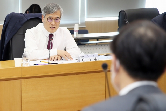 김진용 인천경제자유구역청장이 31일 송도국제도시 G타워에서 열린 ‘아트센터인천 2단계 건립 기본계획 수립 및 타당성 조사 용역’ 최종 보고회에 참석해 관계자들과 논의를 하고 있다. 인천경제청 제공