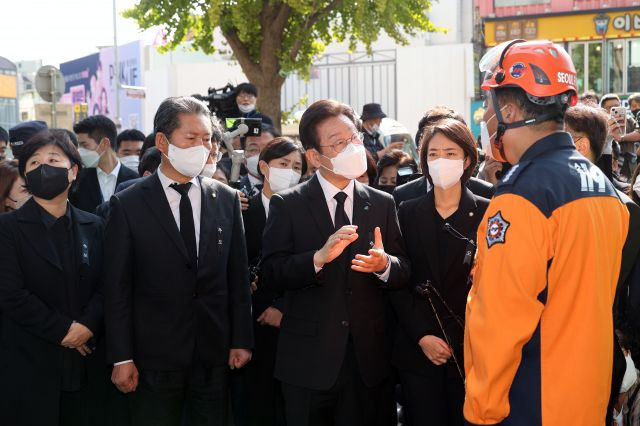 이재명 더불어민주당 대표가 31일 서울 용산구 '이태원 참사' 현장을 찾아 참사와 관련된 질문을 하고 있다. 공동취재단