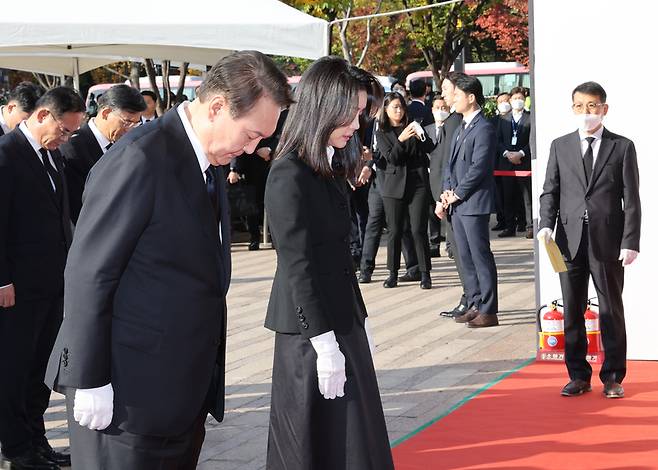 윤석열 대통령과 김건희 여사가 31일 오전 서울광장에 마련된 이태원 사고 사망자 합동분향소를 방문, 헌화를 마친 뒤 묵념하고 있다. / 사진=연합뉴스