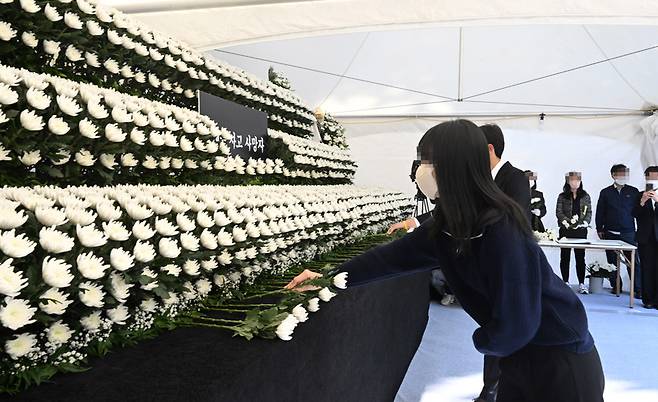 31일 서울 용산구 이태원 압사사고를 기리는 합동분향소가 지하철6호선 녹사평역 인근에 설치되어 시민들이 분향하고 있다 / 사진 = 공동취재