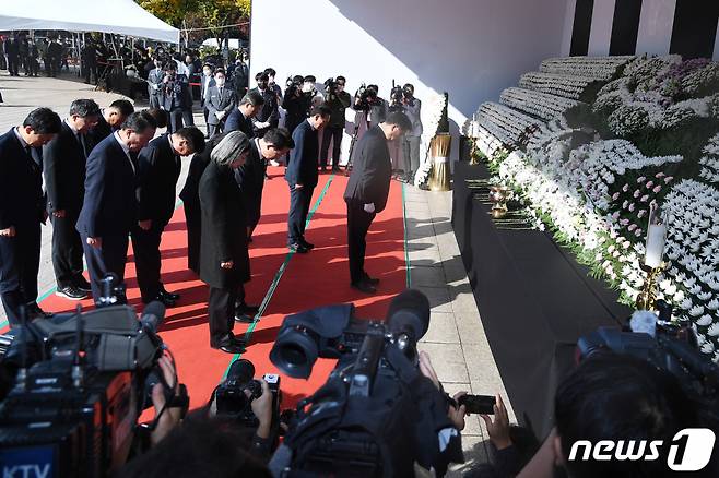 정진석 국민의힘 비상대책위원장과 당 관계자들이 31일 서울 중구 서울광장에 마련된 이태원 참사 합동분향소에서 희생자들을 추모하고 있다. /사진=뉴스1