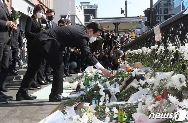 이재명 대표를 비롯한 더불어민주당 의원들이 31일 오전 서울 용산구 이태원역 1번출구에 마련된 이태원 핼러윈 압사 참사 희생자 추모공간에서 헌화하고 있다./사진=뉴스1