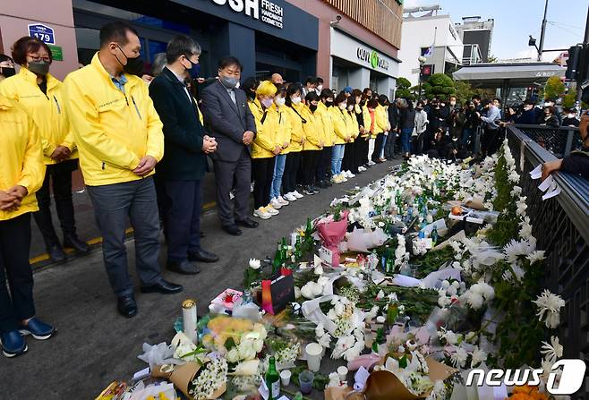 (서울=뉴스1) 구윤성 기자 = 세월호 유가족들이 31일 서울 용산구 이태원역 1번출구 앞에서 '이태원 참사' 희생자들을 위해 헌화하고 있다. (공동취재) 2022.10.31/뉴스1  Copyright (C) 뉴스1. All rights reserved. 무단 전재 및 재배포 금지.