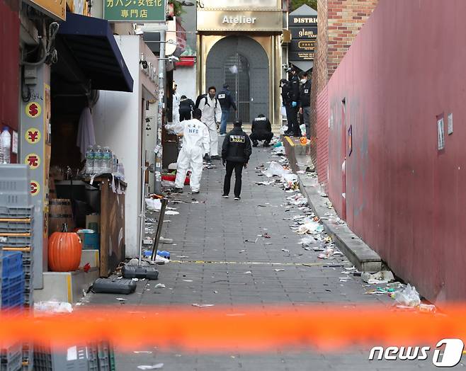서울경찰청 수사본부와 국립과학수사연구원들이 31일 서울 용산구 이태원 압사 참사 현장에서 합동감식을 진행하고 있다. /사진=뉴스1