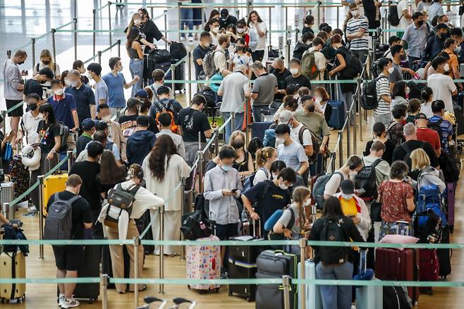 국제선 하늘길이 코로나19 이전의 60% 수준으로 회복된 것으로 나타났다. 사진은 지난 여름 휴가철 당시 인천국제공항 1터미널 출국장 모습. /사진=뉴시스