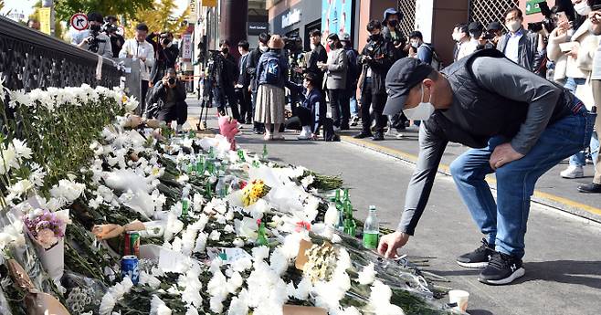 서울경찰청이 이태원 핼러윈 참사 발생 전 용산경찰서 112상황실장이 서울교통공사 관계자에게 전화해 2차례 무정차 통과를 요청했지만 받아들여지지 않았다고 주장했다. 사진은 31일 오후 서울 용산구 이태원역 1번 출구 인근에 마련된 이태원 참사 추모 공간에 헌화하는 시민의 모습. /사진=장동규 기자