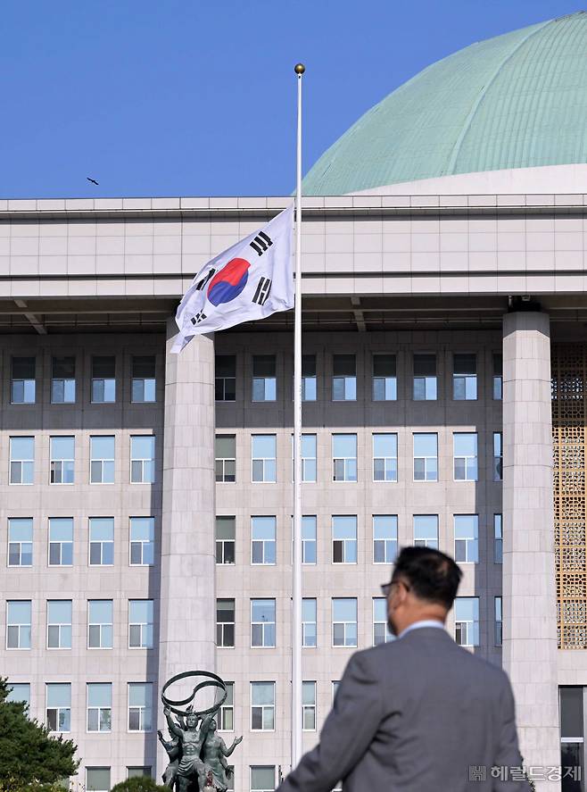 31일 서울 여의도 국회에 '이태원 압사 참사' 희생자들에 대한 조의를 표하는 조기가 게양돼 있다. 이상섭 기자