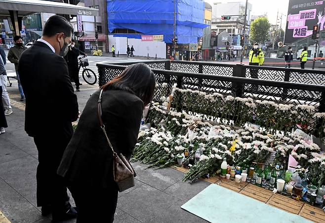 지난 주말 이태원의 한 골목에서 핼러윈 데이를 맞아 몰려든 인파로 인해 압사사고가 일어나 150여 명이 사망하고 110여 명이 다치는 대규모 참사가 발생했다. 중대본은 30일부터 11월 5일 밤 24시까지를 국가애도기간으로 정하고, 서울광장 서울도서관 정문 앞과 용산구 녹사평역 광장에서 합동 분향소를 운영한다. 31일 서울 용산구 이태원 압사사고 현장 인근 지하철 6호선 입구에서 시민들이 희생자들을 추모하고 있다. 임세준 기자