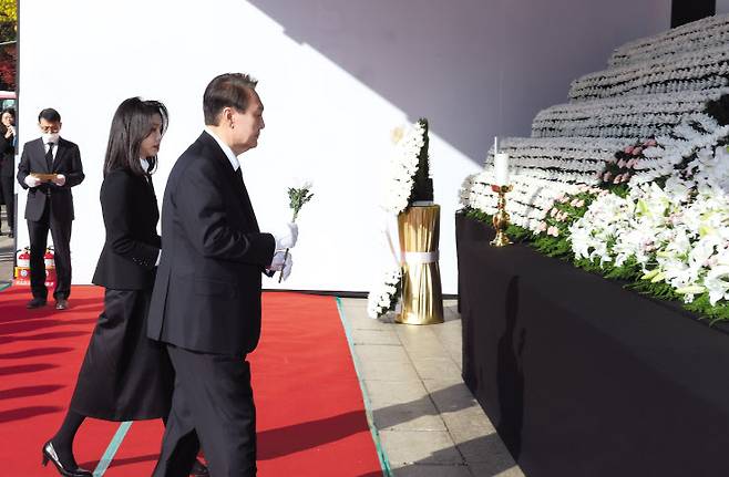 윤석열 대통령과 김건희 여사가 31일 오전 서울광장에 마련된 이태원 사고 사망자 합동분향소를 방문, 조문하고 있다. [연합]