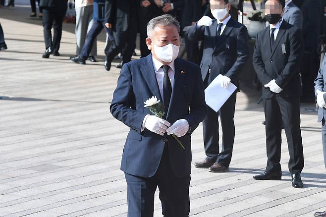 이상민 행정안전부 장관이 31일 서울 중구 서울광장에 마련된 이태원 참사 합동분향소에서 조문하고 있다. [연합]