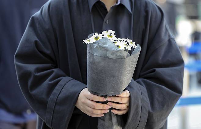 31일 서울 용산구 이태원 압사사고를 기리는 합동분향소가 지하철6호선 녹사평역 인근에 설치되어 시민들이 분향하고 있다. 임세준 기자