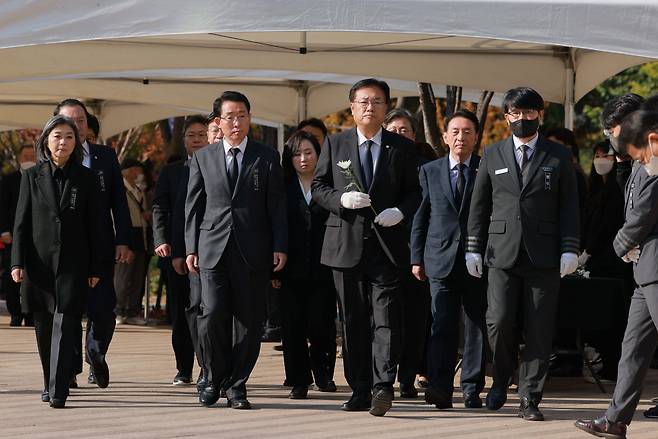 정진석 국민의힘 비상대책위원장을 비롯한 국민의힘 관계자들이 31일 오전 서울광장 합동분향소를 찾아 이태원 참사 희생자들을 조문하고 있다. [연합]