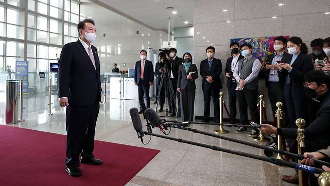 윤석열 대통령의 도어스테핑 모습. 연합뉴스