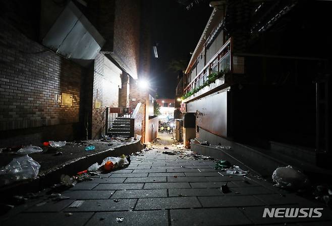 [서울=뉴시스] 김진아 기자 = 지난 29일 밤 서울 용산구 이태원 일대에서 대규모 압사사고가 발생했다. 사진은 30일 새벽 사고현장. 30일 오전 2시40분 기준 이태원 핼러윈 압사 사고와 관련해 120명이 사망한 것으로 확인됐다. 부상자는 100명으로 사망자는 더 늘 것으로 보인다. 2022.10.30. bluesoda@newsis.com