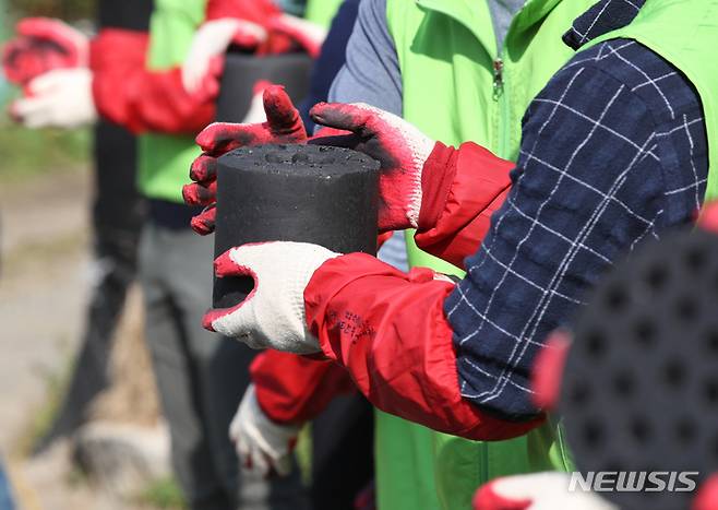 [서울=뉴시스] 김진아 기자 = 29일 오전 서울 서초구 남태령 전원마을에서 대검찰청 검찰사랑 봉사단원들이 소외된 이웃들에게 돌아갈 연탄을 나르고 있다. 2022.10.29. bluesoda@newsis.com