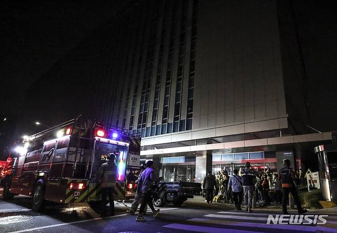 [성남=뉴시스] 김근수 기자 = SK C&C 판교 데이터센터에 화재가 발생한 15일 오후 경기도 성남시 판교 SK C&C 판교 데이터센터 앞에서 소방관들이 분주하게 이동하고 있다. 2022.10.15. ks@newsis.com
