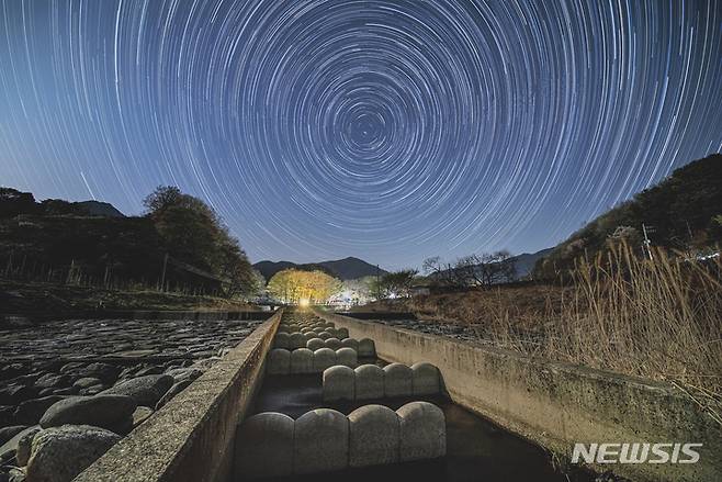 [나주=뉴시스] 제5회 어도사진 공모전 대상 신영미씨 출품작 '어도와 별 궤적' (사진=농어촌공사 제공) 2022.10.31. photo@newsis.com