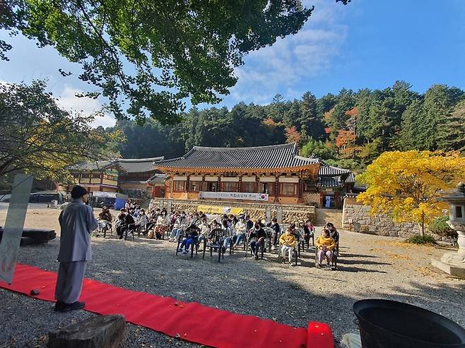 [고성(경남)=뉴시스] 신정철 기자= 경남 고성군이 지난 30일 옥천사에서 고성군민과 학생 등 사전 예약자 56명을 대상으로 '2022 우리 지역 문화재 바로 알기’ 학습을 통해 21점의 옥천사 도지정 문화재들을 공부하고 있다.(사진=고성군 제공).2022.10.31. photo@newsis.com *재판매 및 DB 금지