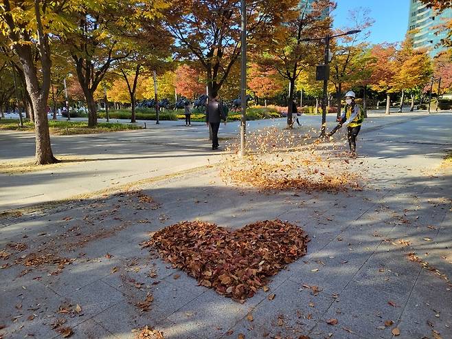 [서울=뉴시스]친환경 충전식 낙엽 청소 장비.(사진=서울시 제공) *재판매 및 DB 금지