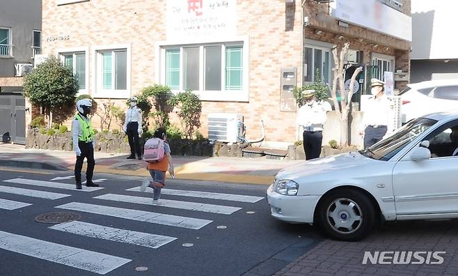 [제주=뉴시스] 오영재 기자 = 제주경찰청이 12일 오후 제주시 이도2동에서 횡단보도 보행자 보호 의무 위반 단속을 하고 있다. 2022.10.12. oyj4343@newsis.com