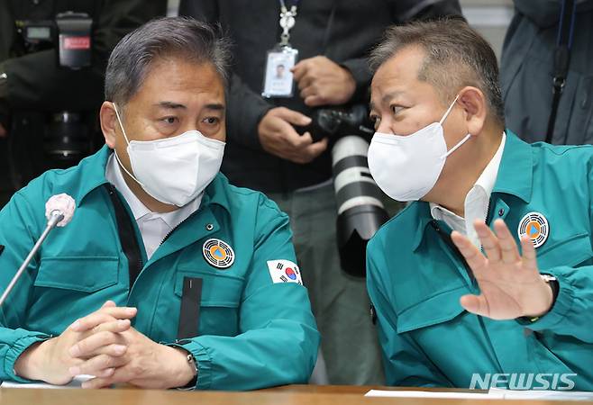 [서울=뉴시스] 김명원 기자 = 이상민(오른쪽) 행정안전부 장관과 박진 외교부 장관이 31일 오전 서울 종로구 정부서울청사에서 열린 이태원 사고 중앙재난안전대책본부(중대본) 회의에 참석해 대화하고 있다. 2022.10.31. kmx1105@newsis.com