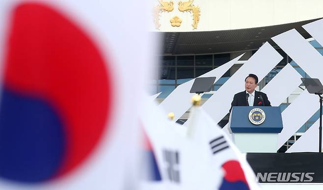 [서울=뉴시스] 홍효식 기자 = 윤석열 대통령이 15일 서울 용산 대통령실 잔디마당에서 열린 제77주년 광복절 경축식에서 경축사를 하고 있다. 2022.08.15. yesphoto@newsis.com