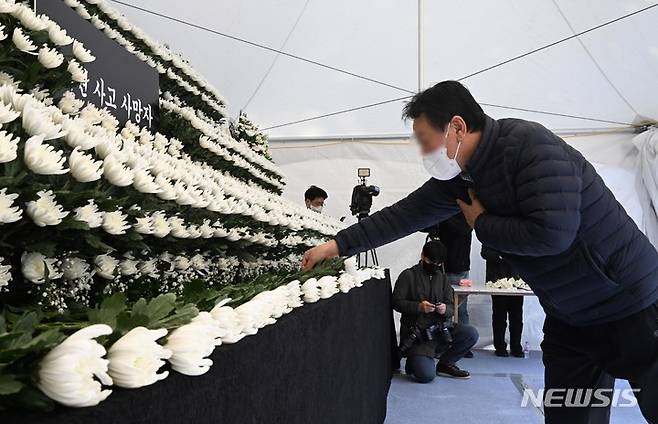 [서울=뉴시스] 김금보 기자 = 31일 서울 용산구 녹사평역 광장에 마련된 이태원 사고 사망자 합동분향소에서 시민들이 헌화하고 있다. (공동취재사진) 2022.10.31. photo@newsis.com