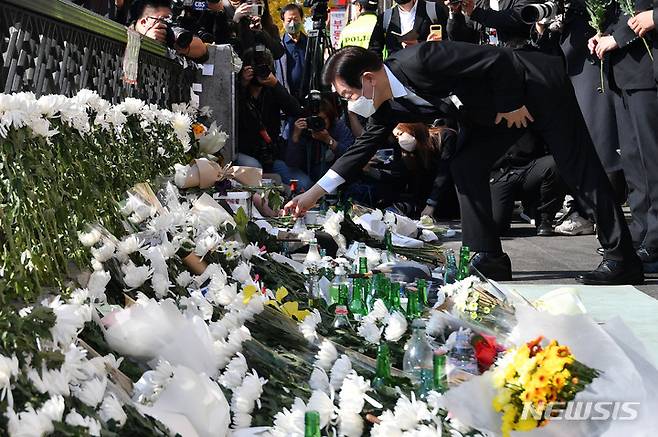 [서울=뉴시스] 조수정 기자 = 이재명 더불어민주당 대표가 31일 오전 서울 용산구 이태원역 1번 출구 앞에 마련된 '핼러원 인파' 압사 사고 희생자 추모 공간을 찾아 애도하고 있다. (공동취재사진) 2022.10.31. chocrystal@newsis.com