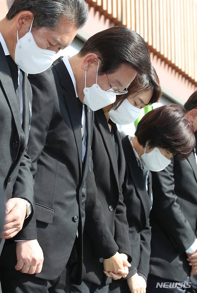 [서울=뉴시스] 조수정 기자 = 이재명 더불어민주당 대표와 당 지도부가 31일 오전 서울 용산구 이태원역 1번 출구에 마련된 희생자 추모 공간을 찾아 묵념하고 있다. (공동취재사진) 2022.10.31. chocrystal@newsis.com