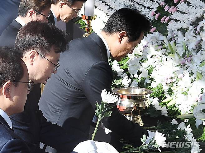 [서울=뉴시스] 최동준 기자 = 오세훈 서울시장이 31일 서울 중구 서울광장에 마련된 이태원 사고 사망자 합동분향소에서 헌화를 하고 있다. (공동취재사진) 2022.10.31. photo@newsis.com