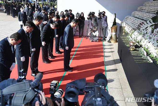 [서울=뉴시스] 최동준 기자 = 한덕수 국무총리를 비롯한 정부 관계자들이 31일 서울 중구 서울광장에 마련된 이태원 사고 사망자 합동분향소에서 희생자들을 추모하고 있다. (공동취재사진) 2022.10.31. photo@newsis.com