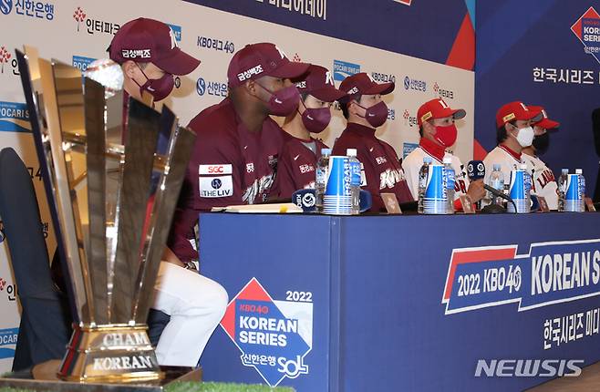 [인천=뉴시스] 고승민 기자 = 31일 인천 문학종합경기장 그랜드 오스티엄에서 열린 2022 KBO 한국시리즈 미디어데이에서 키움 히어로즈, SSG 랜더스 감독과 선수들이 각오를 밝히고 있다. 왼쪽 두번째부터 키움 푸이그, 이정후, 홍원기 감독, SSG 김원형 감독, 최정, 한유섬. 2022.10.31. kkssmm99@newsis.com