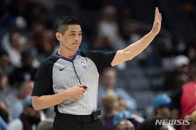 [샬럿=AP/뉴시스]황인태 NBA 심판. 사진은 지난달 11일(한국시간) 시범경기 모습.