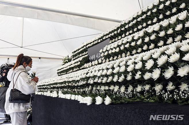 [서울=뉴시스] 김금보 기자 = 31일 오전 서울 용산구 녹사평광장에 마련된 이태원 사고 사망자 합동분향소를 찾은 시민이 헌화하고 있다. (공동취재사진) 2022.10.31. photo@newsis.com