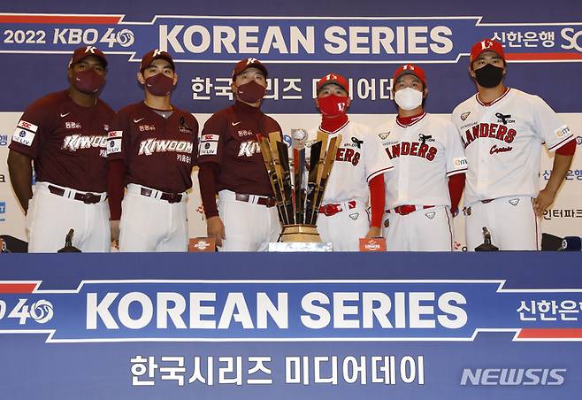 [인천=뉴시스] 고승민 기자 = 31일 인천 문학종합경기장 그랜드 오스티엄에서 열린 2022 KBO 한국시리즈 미디어데이에서 키움 히어로즈, SSG 랜더스 감독과 선수들이 모든 순서를 마친 후 트로피와 기념촬영하고 있다. 왼쪽부터 키움 푸이그, 이정후, 홍원기 감독, SSG 김원형 감독, 최정, 한유섬. 2022.10.31. kkssmm99@newsis.com