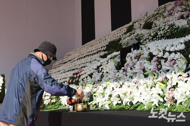 이태원 참사와 관련해 부산시도 분향소를 설치해 운영한다. '이태원 압사 참사' 정부합동분향소. 31일 서울시청 광장에 마련된 정부합동분향소에서 한 시민이 분향하고 있다. 연합뉴스