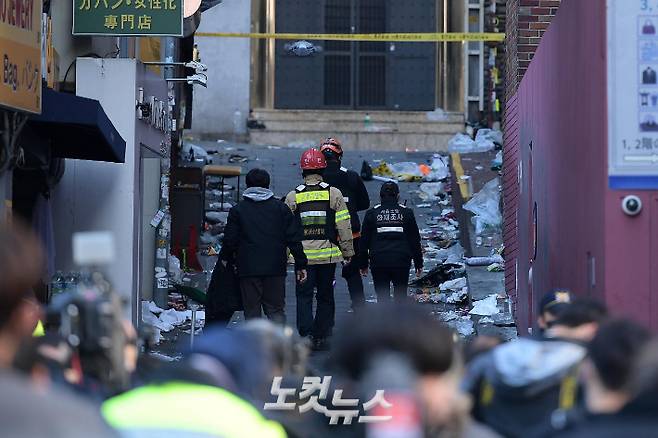 29일 오후 서울 용산구 이태원동 일대에 핼러윈을 맞이해 인파가 몰리면서 대규모 인명사고가 발생했다. 30일 경찰이 현장을 통제하고 있다. 소방당국은 오전 4시 브리핑을 통해 사망자는 146명, 부상자는 150명이라고 밝혔다. 박종민 기자