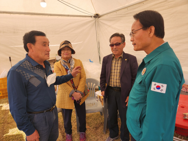 ▲박남서 영주시장은 이태원참사 여파로 오전 긴급안전대책회의를 주재하고 바로 축제장을 찾아 사과축제 관계자들에게 현장안전예방 관련 당부를 하고있다. ⓒ영주시(사진제공)