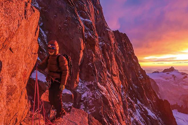 붉은 암탑에서 비박 후 맞이한 여명