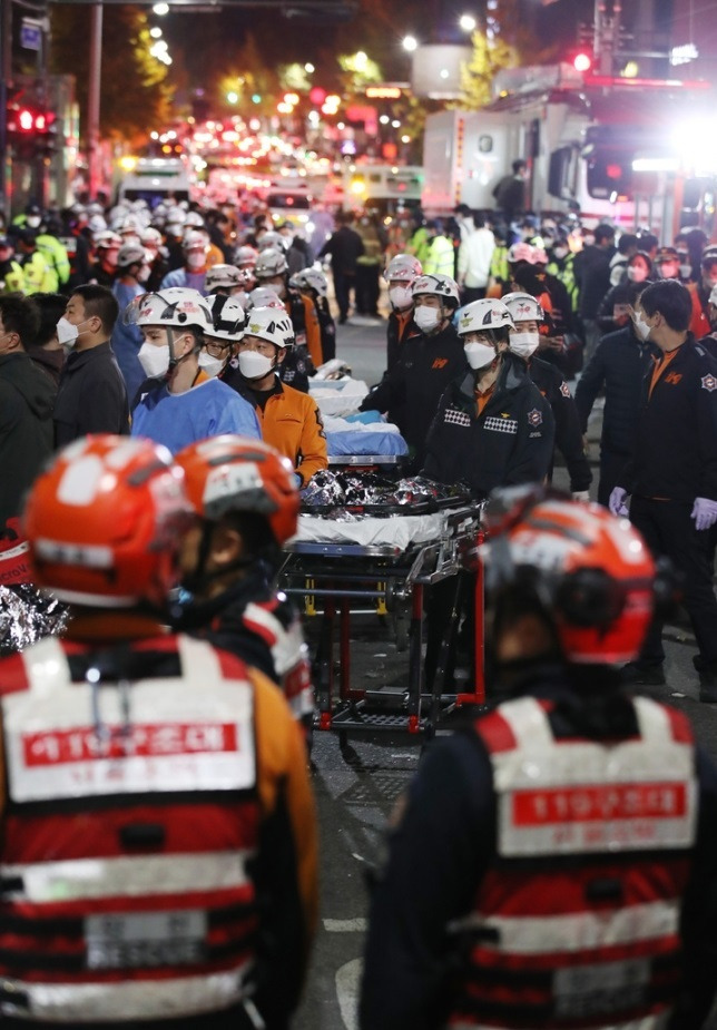 지난 29일 밤 서울 용산구 이태원 일대에서 대규모 압사사고가 발생해 30일 새벽 소방구급 대원들이 사망자를 이송하기 위해 대기하고 있다. 뉴시스