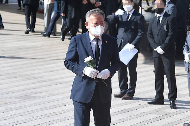 이상민 행정안전부 장관이 31일 서울 중구 서울광장에 마련된 이태원 참사 합동분향소에서 조문하고 있다.   공동취재