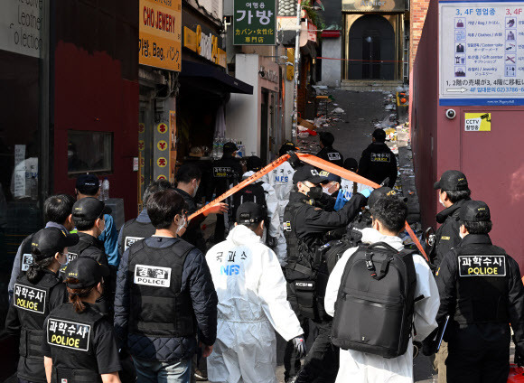 이태원 참사현장 합동감식반이 31일 서울 용산구 이태원로 사고 현장에 투입되고 있다. 공동 취재사진