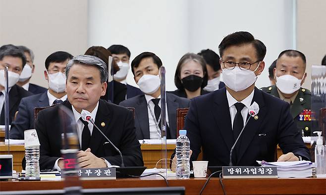 이종섭 국방부 장관(왼쪽)과 엄동환 방위사업청장이 31일 서울 여의도 국회에서 열린 국방위원회 전체회의에서 의원 질의를 듣고 있다. 연합뉴스