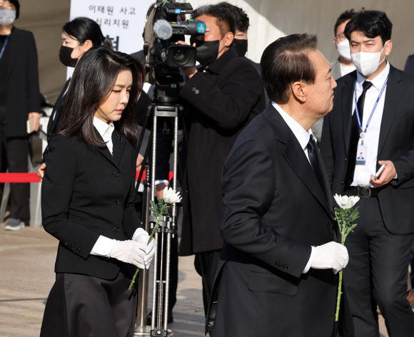 합동분향소 조문하는 윤석열 대통령 내외 - 윤석열 대통령과 김건희 여사가 31일 오전 서울 중구 서울시청 광장에 설치된 이태원 사고 사망자 합동분향소를 찾아 조문하고 있다. 2022.10.31 연합뉴스