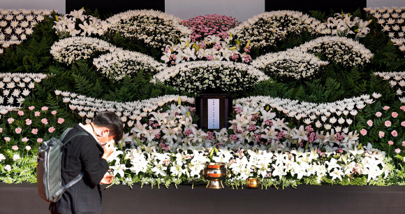 31일 서울 중구 서울광장에 마련된 이태원 참사 사망자를 위한 합동분향소를 찾은 한 시민이 헌화를 마친 뒤 눈물을 흘리고 있다. 사진공동취재단