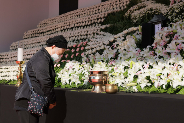 31일 오전 서울광장에 마련된 이태원 사고 사망자 합동분향소를 찾은 시민들이 이태원 참사 희생자들을 조문하고 있다./연합뉴스